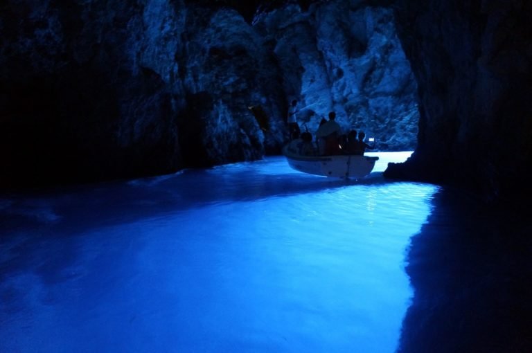 Vis Bičevo Blue Cave