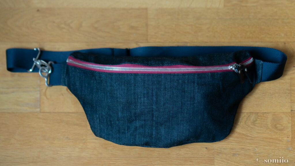 Sewing pattern of a fanny bag in denim