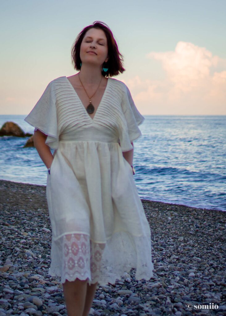 Robe Nina de FibreMood en lin ajouré crème dans un style bohème