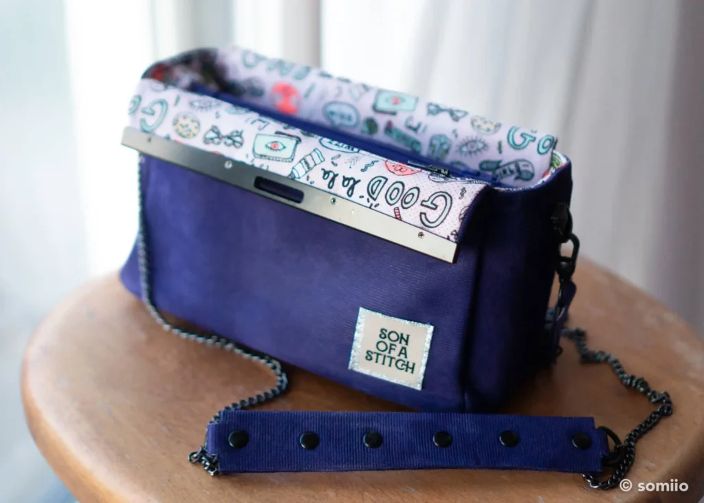 Sac Lisa réalisé en cuir indigo avec une fermeture à cadre métallique