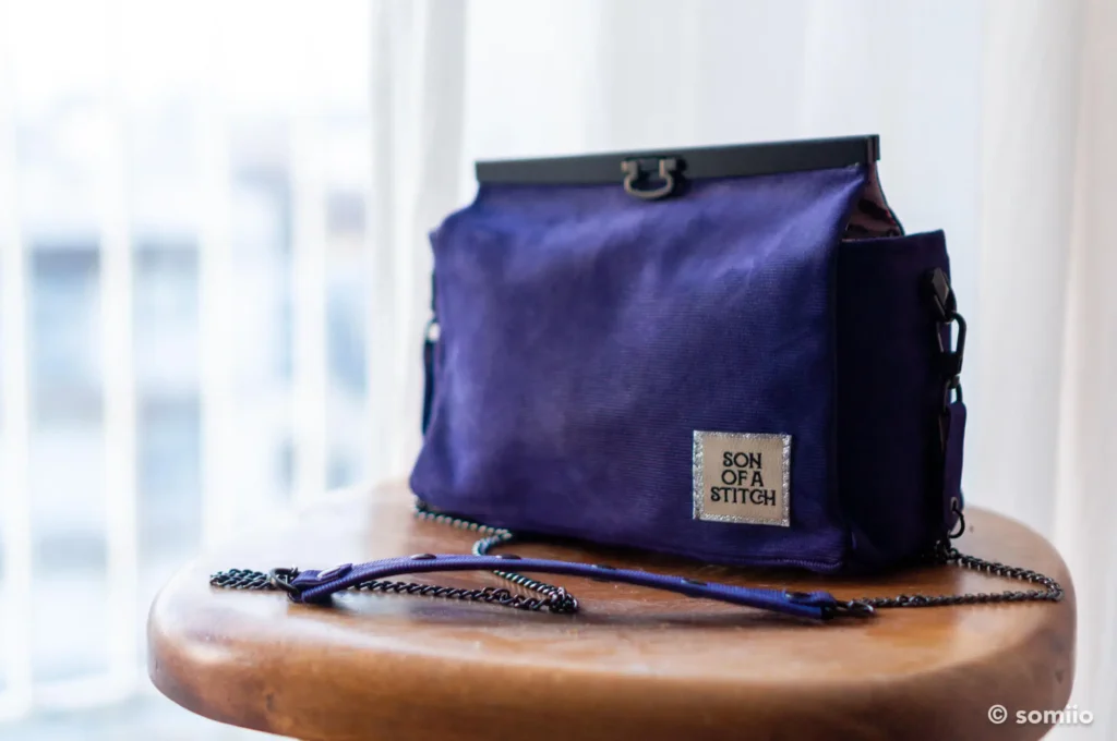 Patron et tutoriel du sac Lisa avec cuir indigo, un sac élégant et original