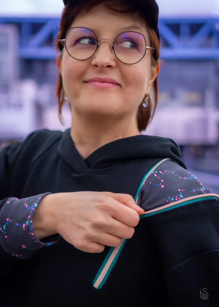 Sweat Nune de PatternEasy avec insert zippé refermé