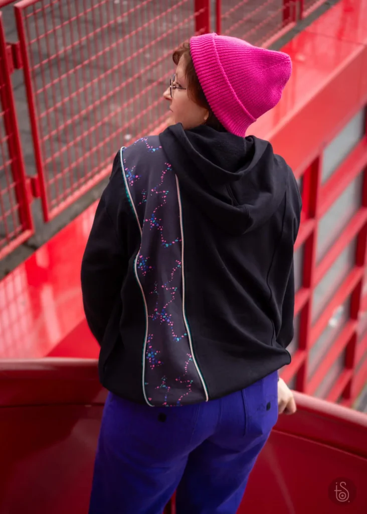 Sweat Nune de PatternEasy avec insert zippé vu de dos