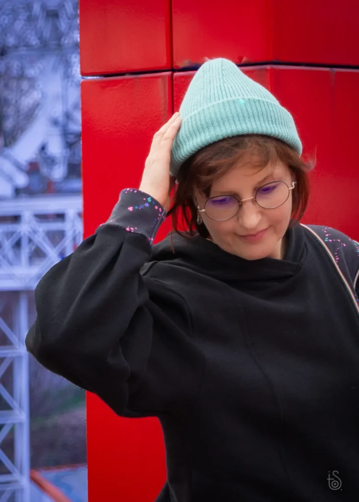 Sweat Nune de PatternEasy avec insert zippé avec des poignets à plis creux