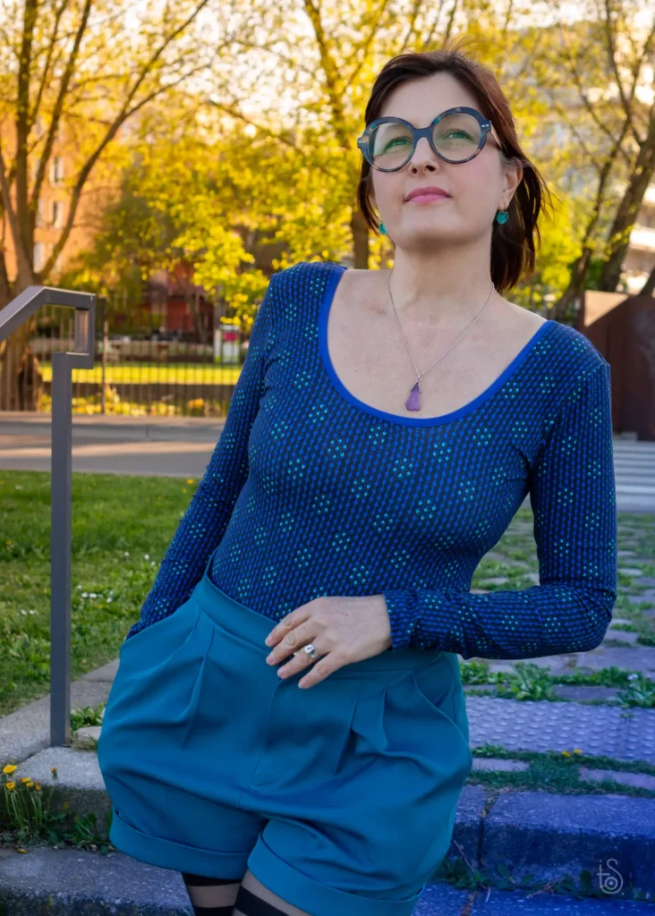 Élastique pré-plié coordonné au fond du tissu utilisé pour le body Picnic