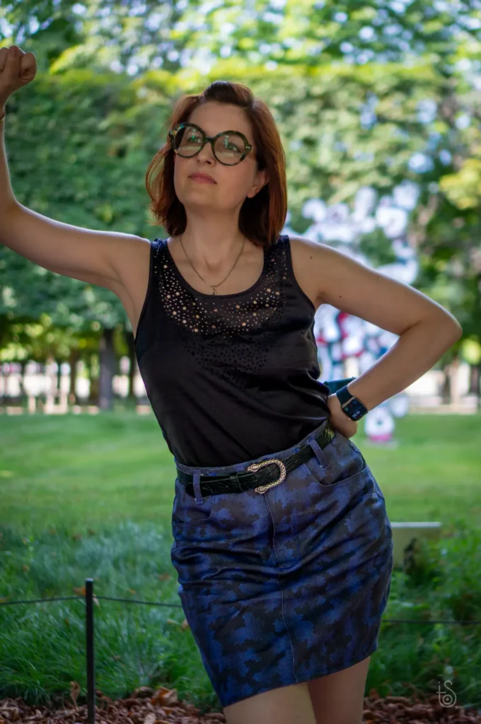 Patron de couture de la jupe Jade de Studio Calicot vue de face dans les Jardins du Luxembourg