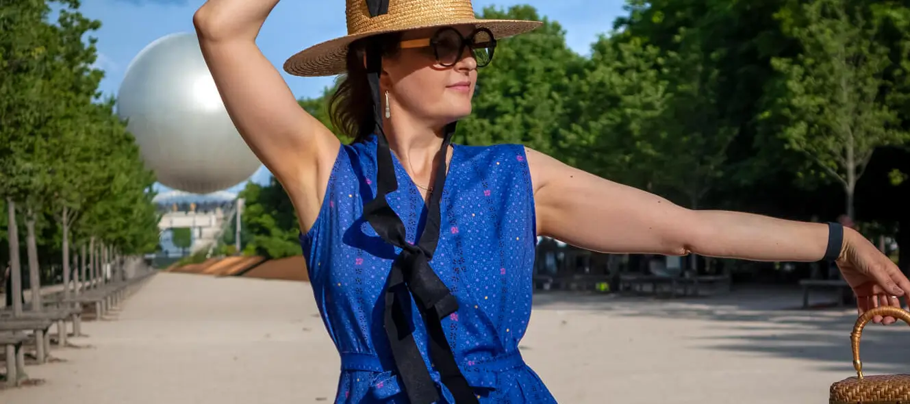 Combinaison vintage années 1930 en satin de coton Tissœurs au motif années 1920 : vue de face, portrait américain