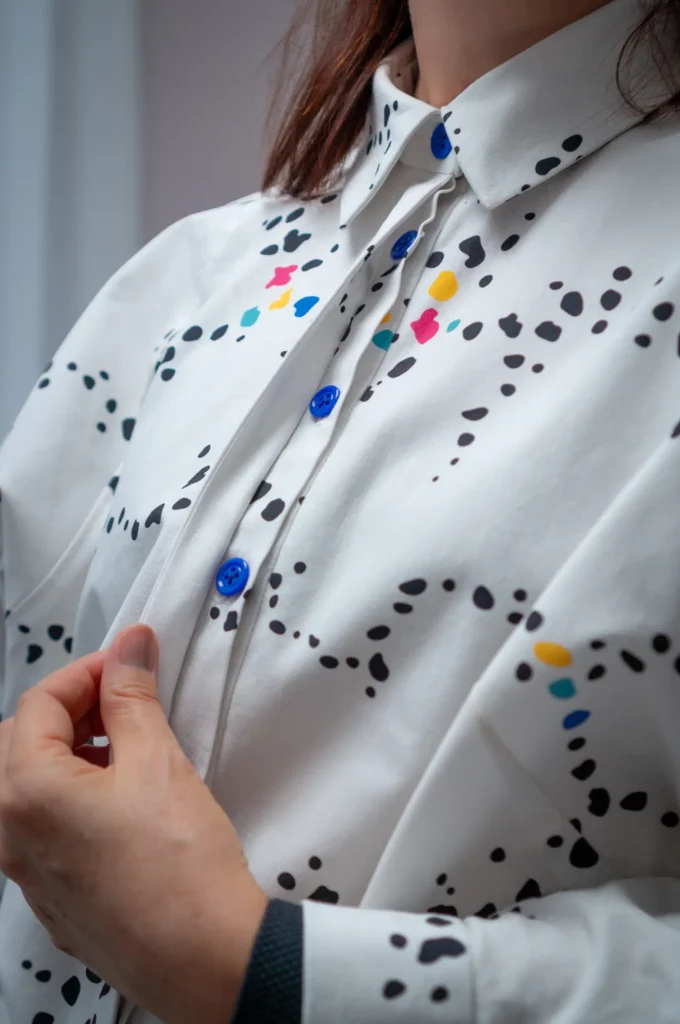 Chemise Burda 07/2025 en percale de coton Tissœurs motif Corail Multinoir : la patte de boutonnage dévoilée