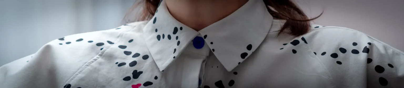 Chemise Burda 07/2025 en percale de coton Tissœurs motif Corail Multinoir : zoom sur le col