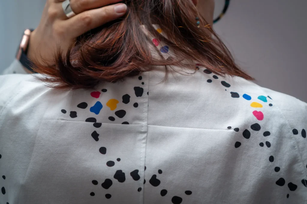 Chemise Burda 07/2025 en percale de coton Tissœurs motif Corail Multinoir : zoom sur les pinces omoplate sur le milieu dos