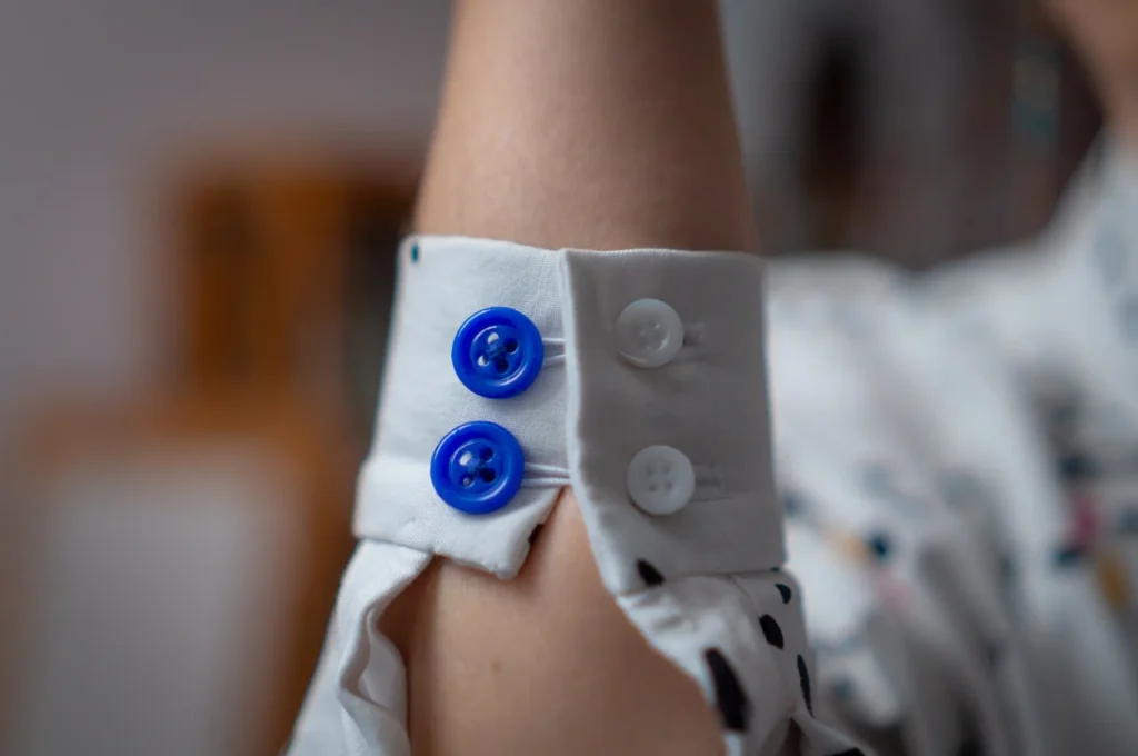 Chemise Burda 07/2025 en percale de coton Tissœurs motif Corail Multinoir : zoom sur le poignet trop serré