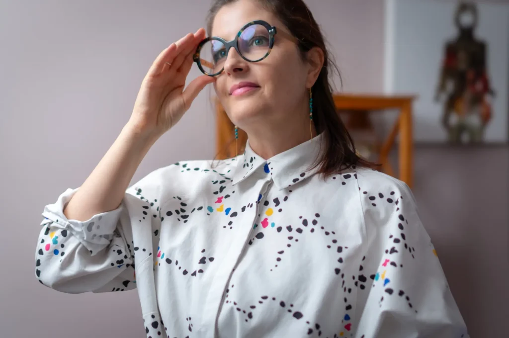 Chemise Burda 07/2025 en percale de coton Tissœurs motif Corail Multinoir avec manches raglan