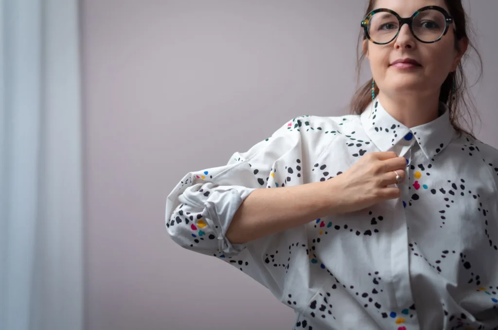 Chemise Burda 07/2025 en percale de coton Tissœurs motif Corail Multinoir : vue de face en découvrant la patte de boutonnage