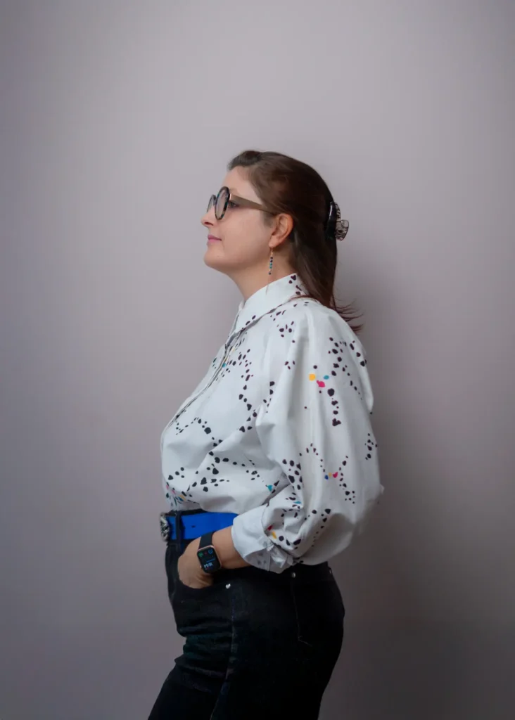 Chemise Burda 07/2025 en percale de coton Tissœurs motif Corail Multinoir : vue de profil