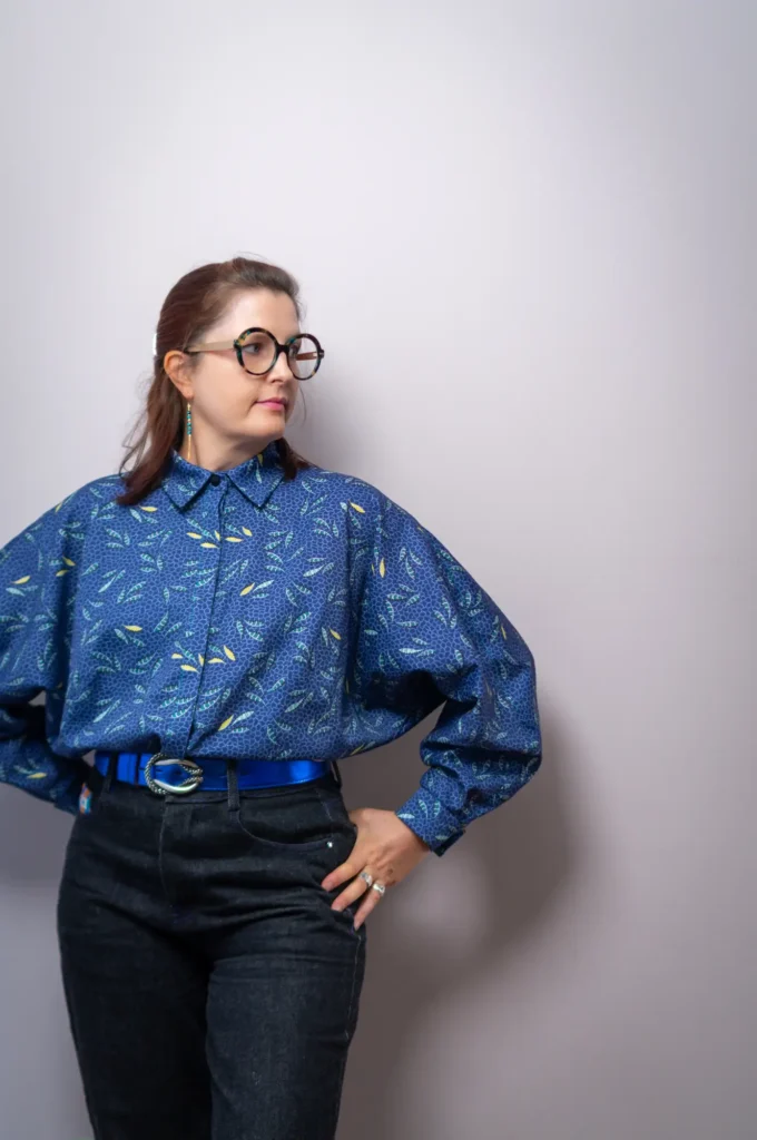 Chemise Burda 07/2025 en satin de coton Tissœurs motif Batik Bleu et patte de boutonnage caché