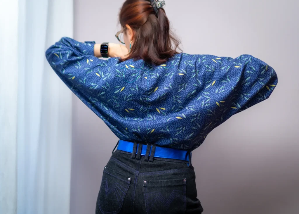 Chemise Burda 07/2025 en satin de coton Tissœurs motif Batik vue de dos dans son amplitude