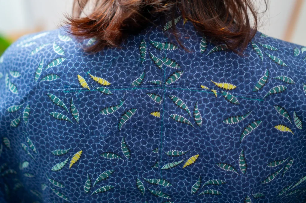 Chemise Burda 07/2025 en satin de coton Tissœurs motif Batik : zoom sur la pince omoplate au milieu dos
