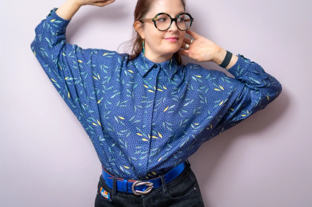 Chemise en satin de coton Tissœurs motif Batik en levant les bras