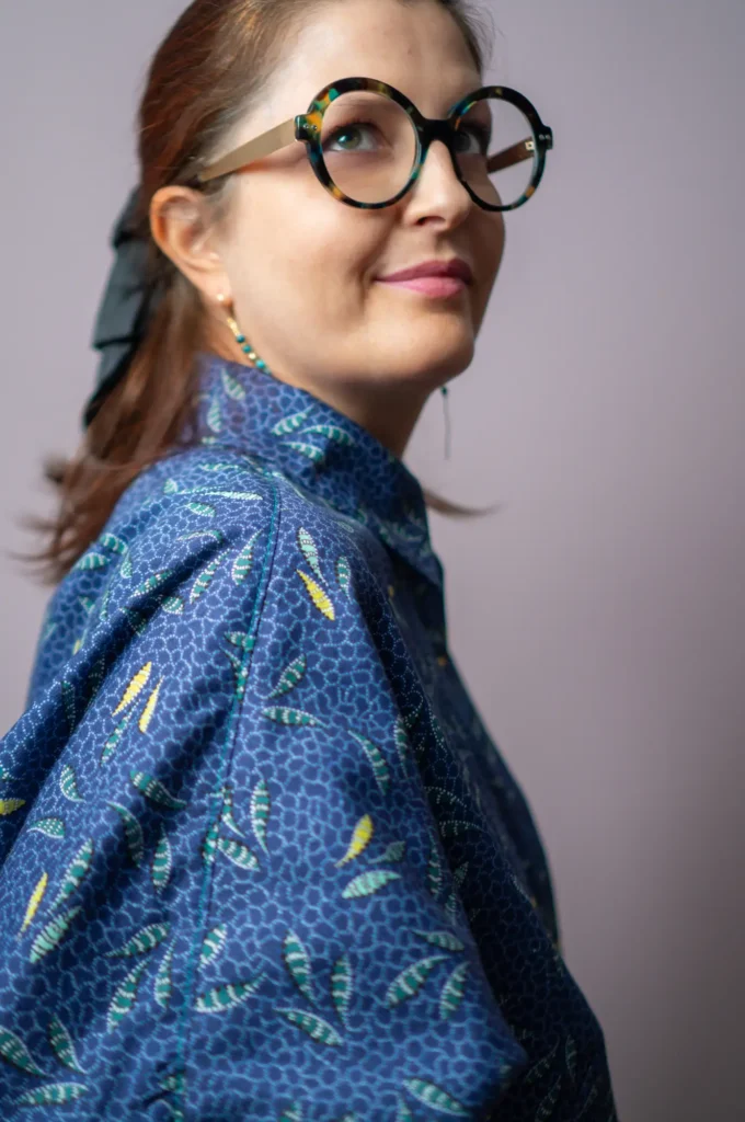 Chemise en satin de coton Tissœurs motif Batik avec surpiqûres contrastantes