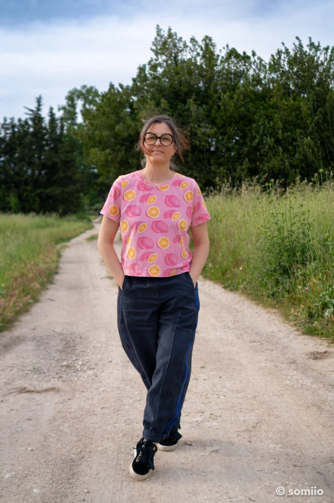 T-shirt rose imprimé agrumes porté avec le pantalon Twig Woven Pant en lin bleu marine, vue de dos
