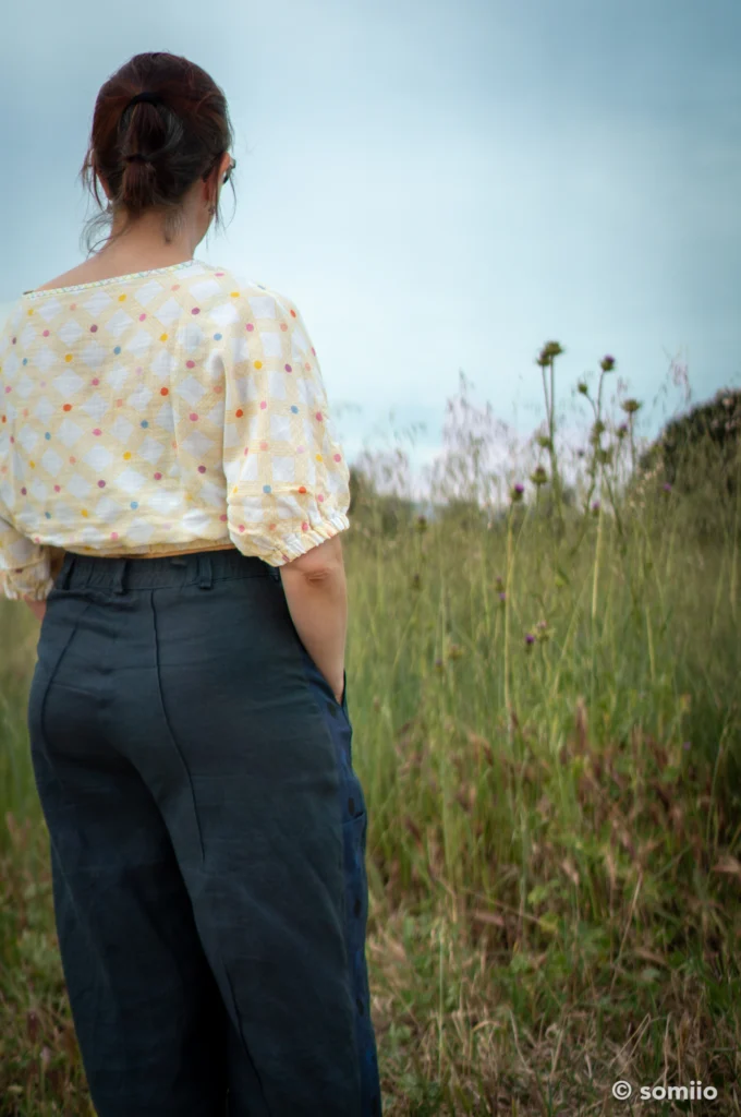 Taille 12 du pantalon Twig Woven Pant de Style Arc cousue sans ajustement, vue de face sur une couturière d'1,60 m