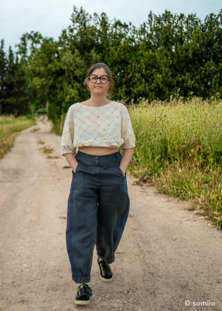 Lin bleu marine du pantalon Twig Woven Pant et empiècement latéral en lainage jacquard à pois, vue de trois quarts dos