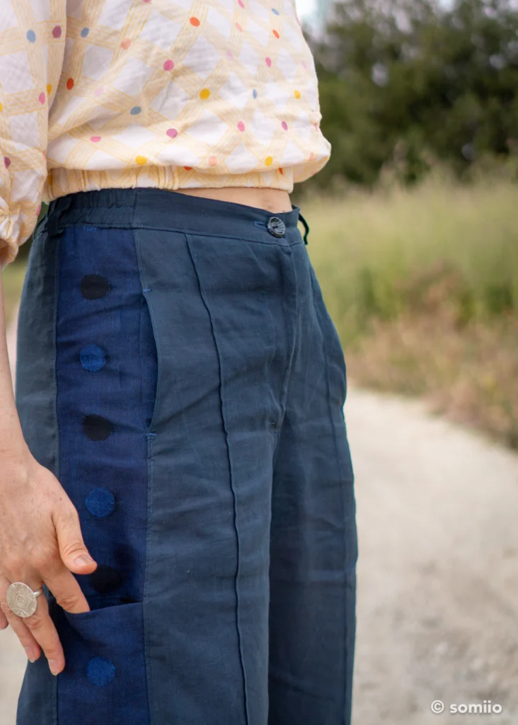 Détail de l'empiècement latéral en jacquard à pois et de la poche à crayons verticale du pantalon Twig Woven Pant