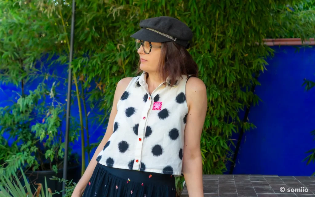 Chemisette Moussaillon de Festive Road en coton ikat indien, portée avec une casquette de marin