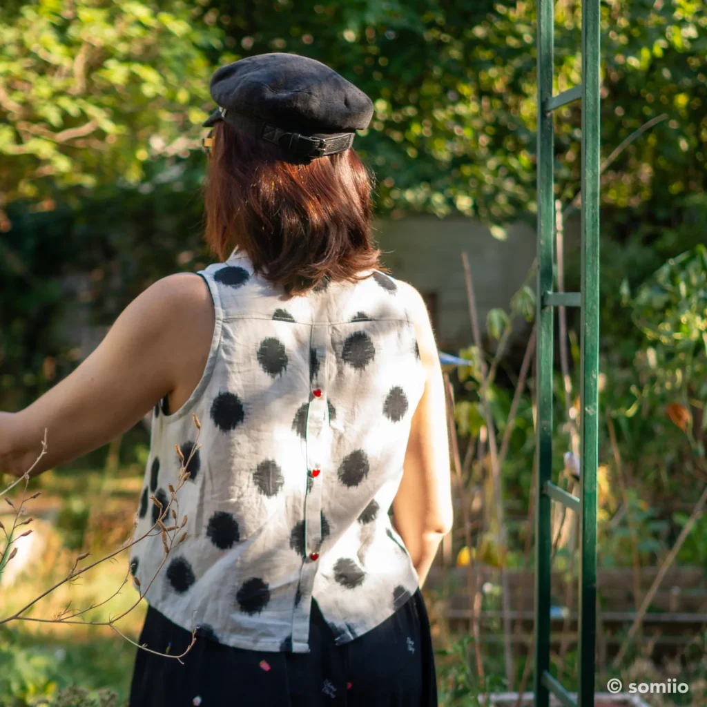 Dos boutonné de la chemisette Moussaillon dans le jardin