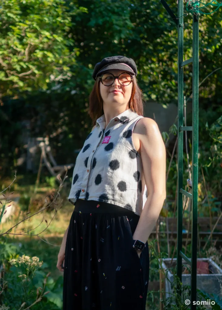 Chemisette Moussaillon taille 42 portée avec une jupe noire