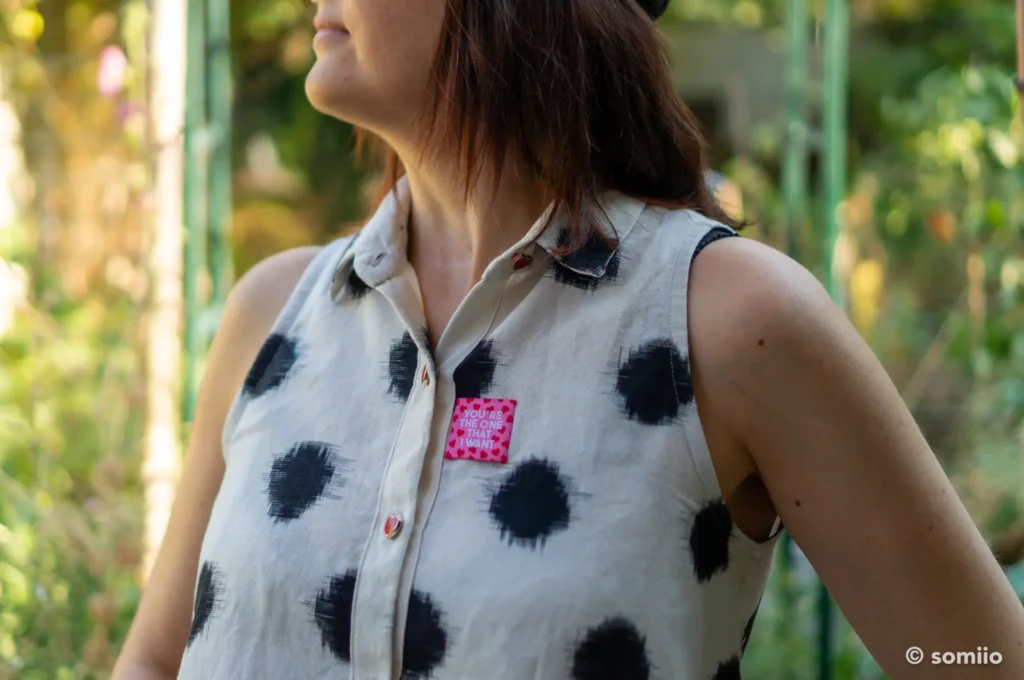 Contours flous du motif ikat sur le coton indien