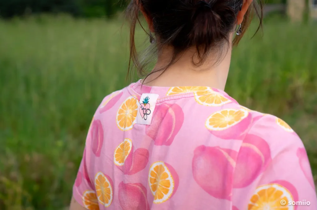 Étiquette tatouage cœur et ciseaux de Domum cousue au milieu du dos du t-shirt Core