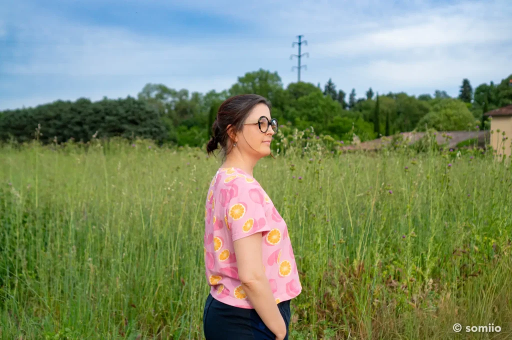 Le t-shirt Core vu de profil dans un pré, tombé souple du jersey modal élasthanne