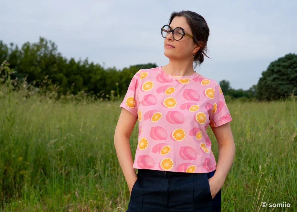 Vue de face du t-shirt Core, silhouette droite, col rond et manches courtes
