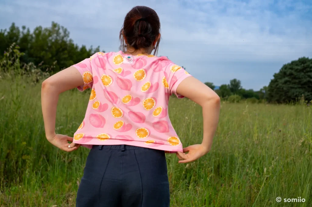 Dos du t-shirt Core, longueur raccourcie juste au-dessus de la taille du pantalon