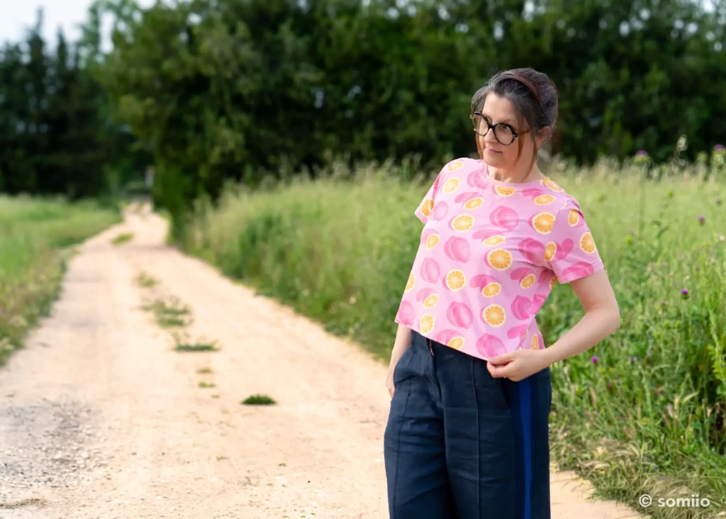 Épaules du t-shirt Core, coutures surpiquées et bande d'encolure coupée dans le jersey imprimé