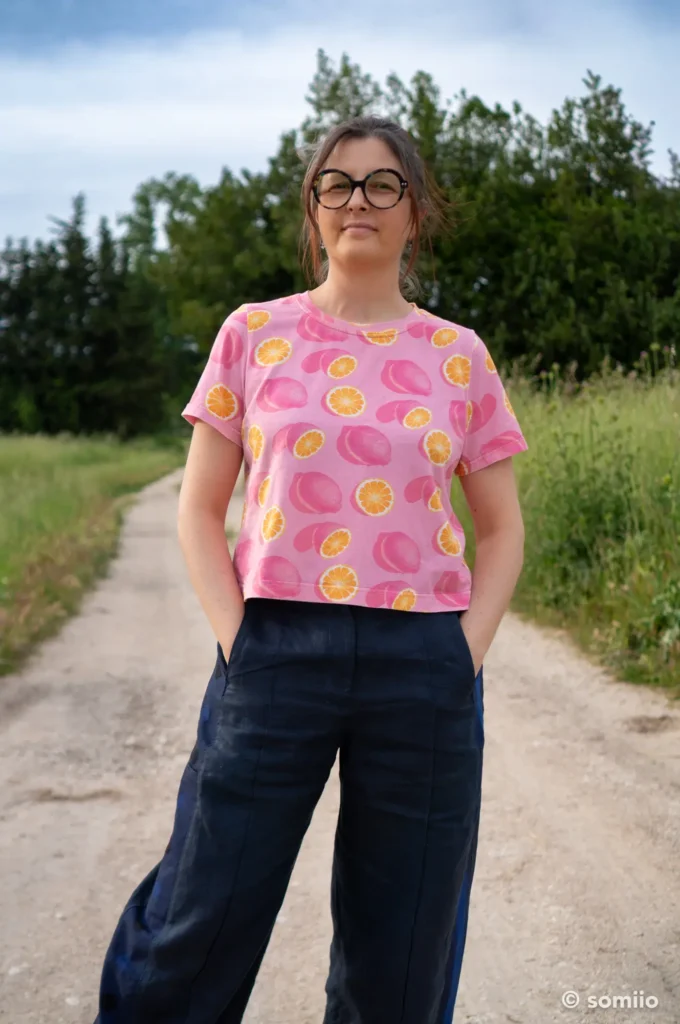 T-shirt Core cousu en taille 8, version B montée avec les manches courtes de la version A