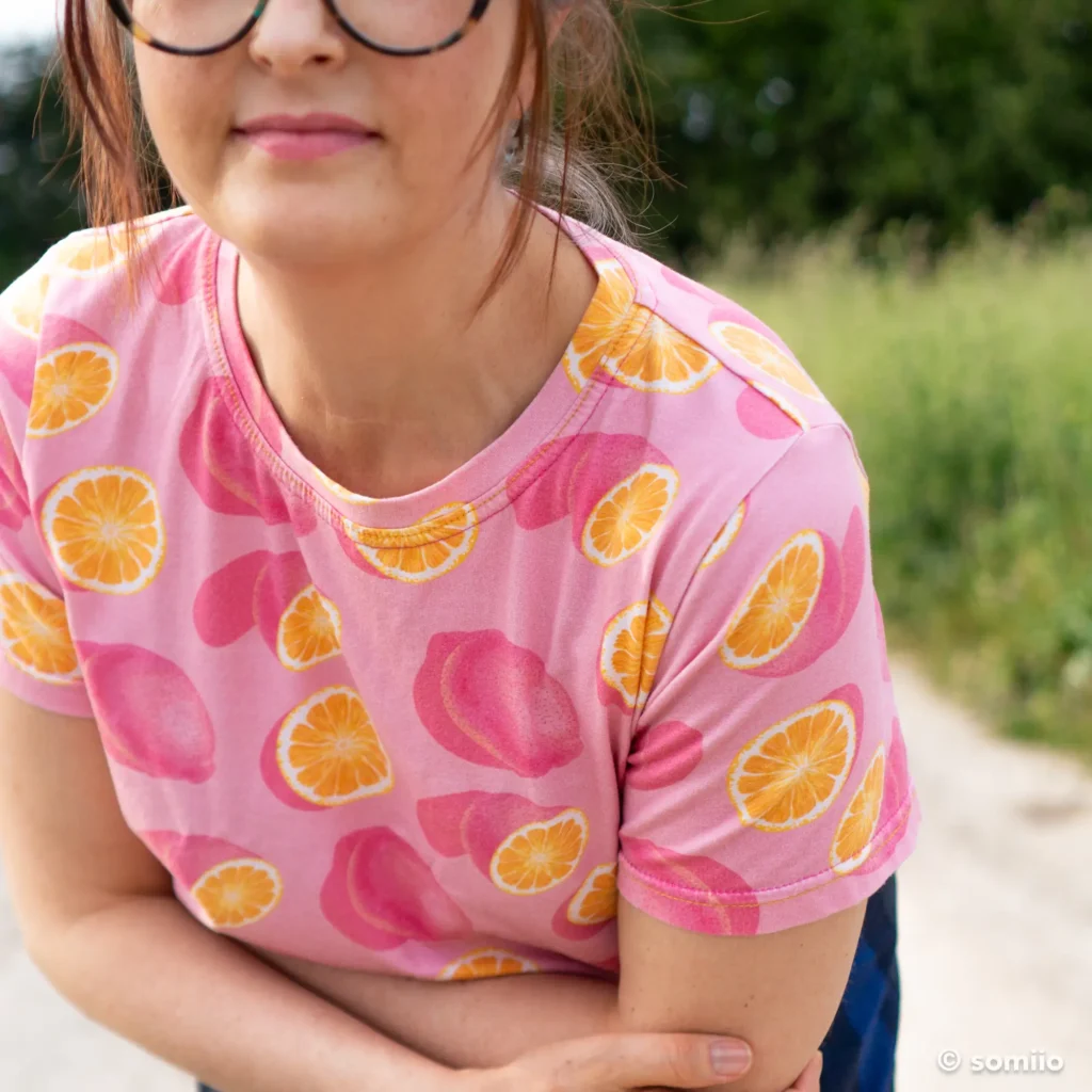 Envers du t-shirt Core, coutures surjetées visibles à l'intérieur, sans propreté d'encolure
