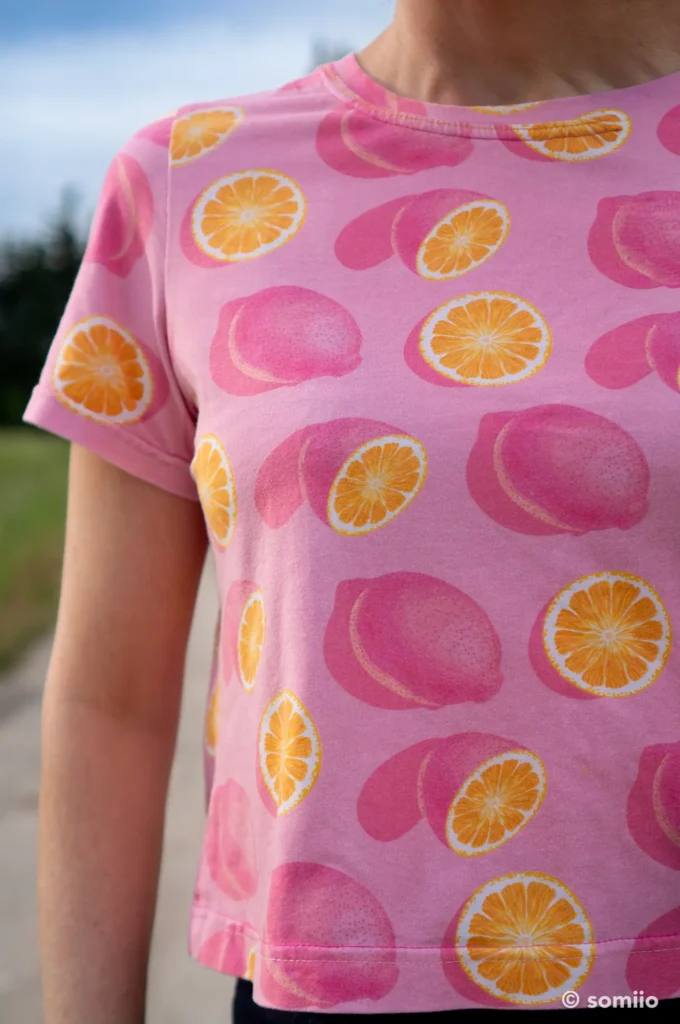 Le jersey modal à citrons du t-shirt Core en pleine lumière