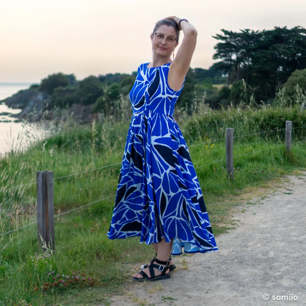 Robe Circle en viscose imprimée, vue de face en extérieur