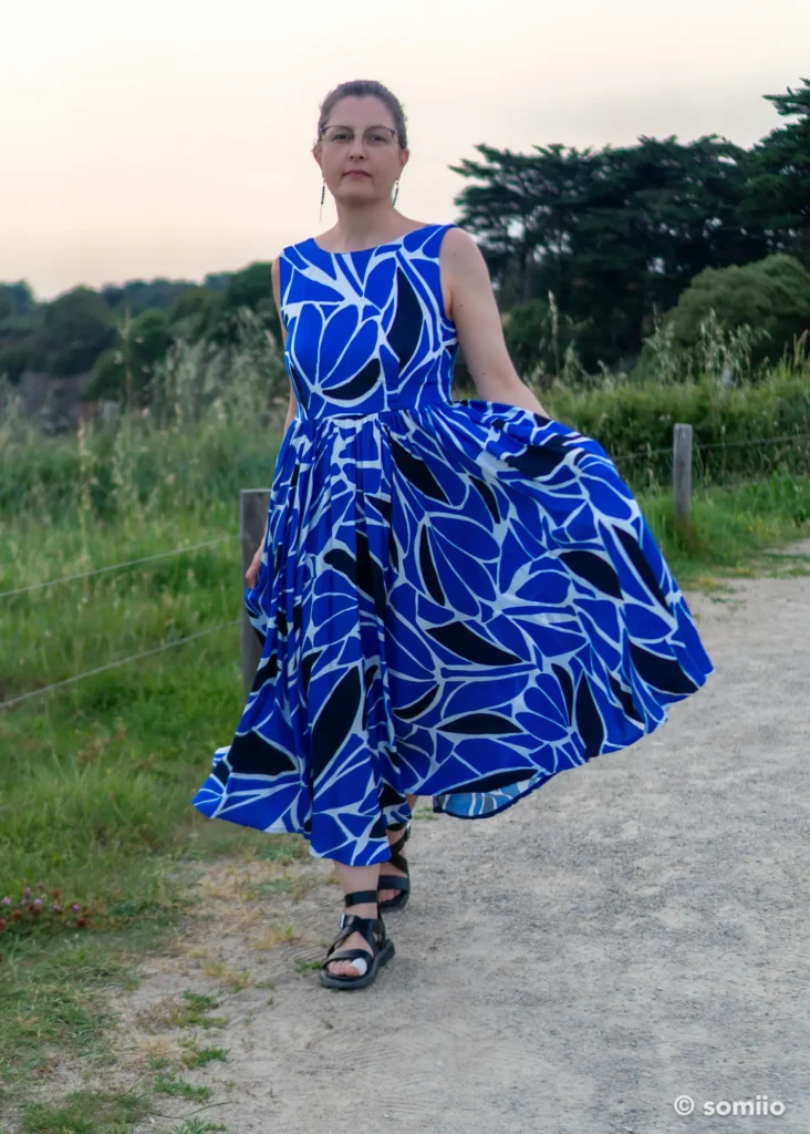 Robe Circle de Domum cousue en viscose, portée en bord de mer