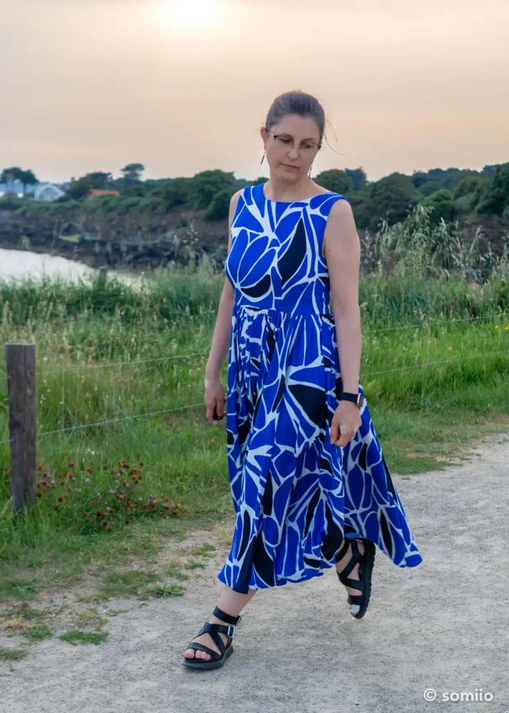 Couture de taille de la robe Circle, placée un peu haut sur la taille naturelle
