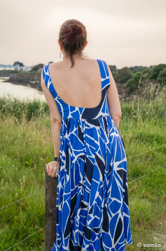 Silhouette de la robe Circle : taille marquée, haut près du corps et jupe longue